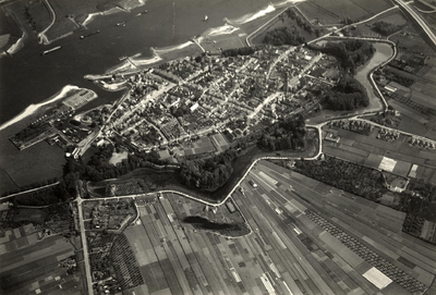 22-9126 Luchtfoto, rechts de Steenweg en rechtsonder het landgoed De Ezel