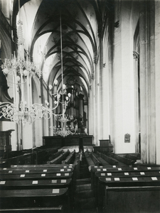 22-9183 Interieur Sint Maartenskerk, middenschip richting orgel