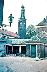 22-9134 Vismarkt met Gasthuistoren. Voor de Vismarkt een stadspomp