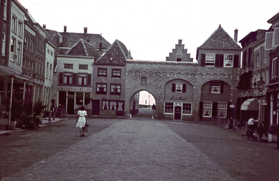 22-9155 Waterpoort na restauratie, rechts kapper Slosser, links wijnhandel L. van Boort