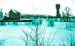 22-9159 Zicht op de Watertoren, gasfabriek met op de achtergrond de Waalbruggen