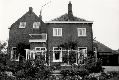 19-580 Kerkstraat 19, zijgevel huize Lievendaal. Voormalige boerderij.