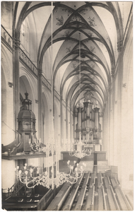 22-9272 Sint Maartenskerk Zaltbommel, middenschip richting het westen met orgel en preekstoel (links)
