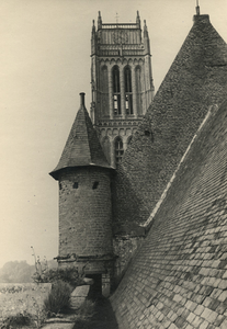 22-9307 Sint Maartenskerk Zaltbommel, traptoren ter hoogte van daklijst