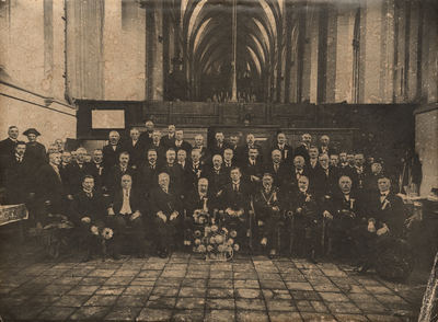 22-9309 Groepsfoto van organisatie en genodigden bij de herdenking 350 jaar hervorming 1572 - 1922 in Zaltbommel