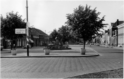 14-1871 Straatgezicht, plein met borstbeeld mgr. Zwijsen
