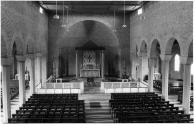 14-1877 Interieur katholieke kerk, middenschip met altaar