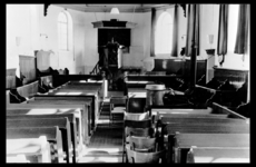 2-350 Hervormde kerk interieur met preekstoel