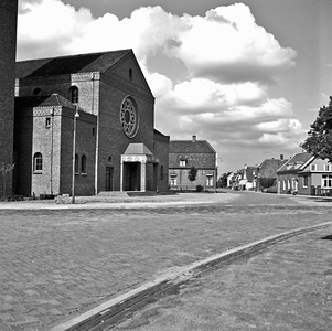 4-2229 Katholieke kerk, ingang met zicht op Mr. Lagrostraat