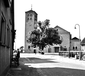 4-2235 Katholieke kerk, met lindenboom gezien vanuit de Haarstraat