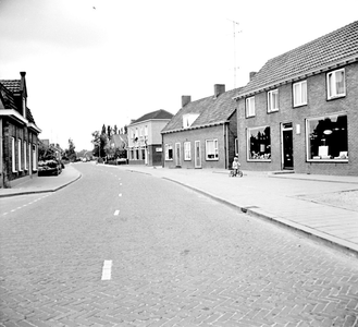 4-2246 Straatgezicht met rechts frietzaak Stefantino en winkel in huishoudelijke artikelen van de familie Terken