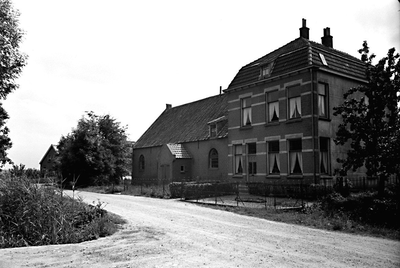 9-540 Gereformeerde kerk en pastorie