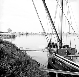 11-437 Zandschip aan de loswal, Den Bol