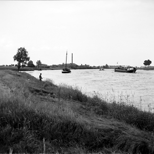 11-511 Boten op de Maas, met links een visser