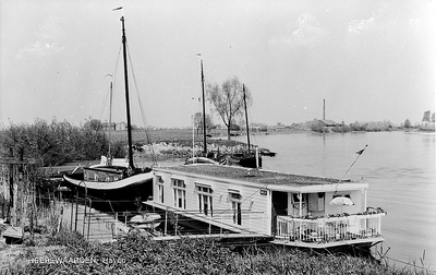 11-559 Woonboot en schokker, op de achtergrond steenfabriek de Voorn