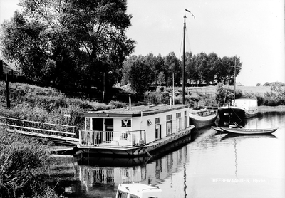 11-560 Woonboot en schokker