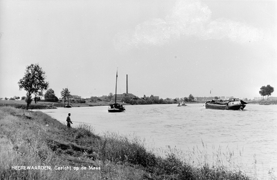 11-565 Boten op de Maas, met links een visser