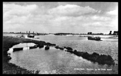 14-1861 Riviergezicht met vrachtboten