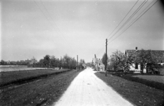 17-46 Straatgezicht met electriciteitspalen