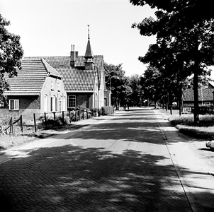 19-1626 Straatgezicht met links de Gereformeerde kerk