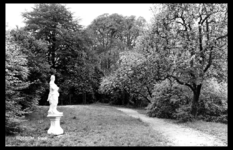 19-1653 Park met standbeeld
