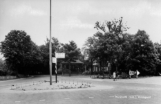 19-1668 Kruispunt Kerkstraat-Slotselaan, met muziektent
