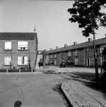 22-9336 Straatgezicht, met B. van Osch met zijn oliekar De Automaat