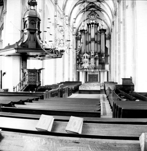 22-9340 Interieur Sint Maartenskerk met preekstoel en orgel