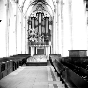 22-9345 Interieur Sint Maartenskerk, middenschip met kerkbanken en orgel