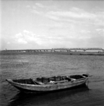 22-9354 Verkeersbrug en spoorbrug met roeiboot op de voorgrond