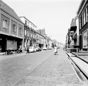 22-9362 Straatgezicht, met links het Zaltbommelse warenhuis Unic, vanaf 1970 HEMA