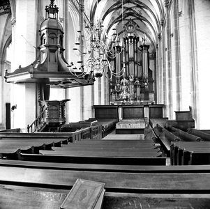 22-9385 Interieur Sint Maartenskerk, met preekstoel en orgel