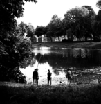 22-9399 Plantsoen, kinderen aan het vissen in de stadsgracht