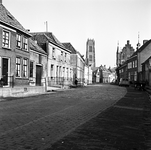 22-9402 Straatgezicht met Sitn Maartenstoren en Maarten van Rossemhuis