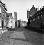 22-9406 Straatgezicht met Sint Maartenstoren en Maarten van Rossemhuis