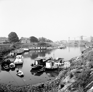 22-9438 Haven met scheepswerf, zicht op Bolwerk de Kat