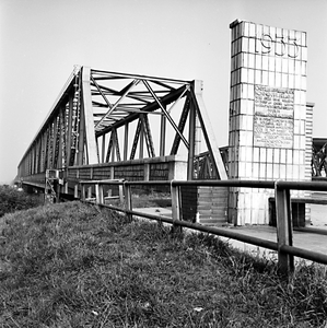 22-9463 Verkeersbrug met monument van de kamers van koophandel van Tiel, Utrecht, Tilburg, 's-Hertogenbosch en ...