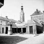 22-9502 Vismarkt met stadspomp, gasthuis en herbouwde gasthuistoren