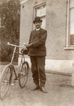 4-1601 Onbekende persoon met fiets, waarschijnlijk bij huis Naamrijk