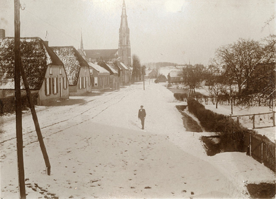 4-1610 Zicht op de Voorstraat richting neo-gotische katholieke kerk in de winter. Waarschijnlijk genomen vanuit het ...