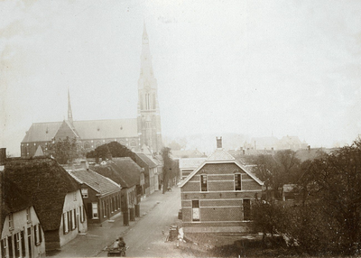 4-1611 Zicht op neo-gotische katholieke kerk, met rechts op de voorgrond het (nieuwe) postkantoor