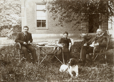 4-1618 Familie Hoogen in de tuin achter huis Naamrijk. Van links naar rechts W.J.A.M. Bruns (1880-1942), M.E. Banning ...