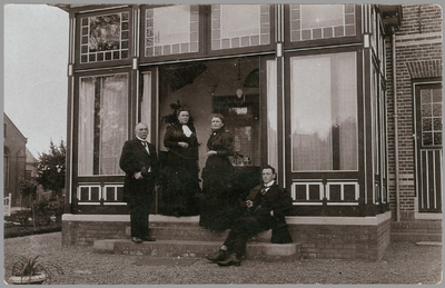 4-1626 Veranda bij huis Hoogenhof met links M.K. Hoogen en M.E. Banning