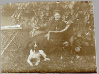 4-1627 M.E. Banning, echtgenote van M.K. Hoogen, buiten in een stoel gezeten mogelijk in de tuin bij huis Naamrijk