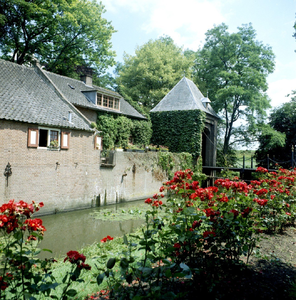 21-478 Slot Well, toegangspoort met gracht en bijgebouwen