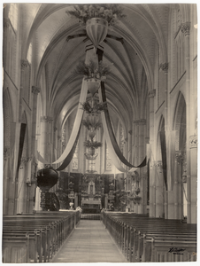 4-2313 Interieur katholieke kerk Ammerzoden