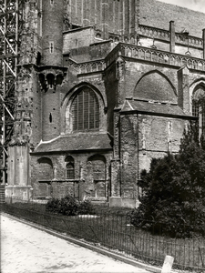 22-3456 Sint Maartenskerk met knekelhuis tijdens restauratie toren