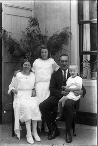 22-9561 Portret onbekende familie