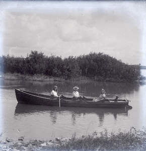 19-1698 Drie meisjes in een roeiboot