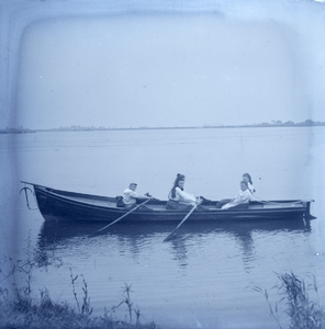 19-1699 Vier kinderen in een roeiboot
